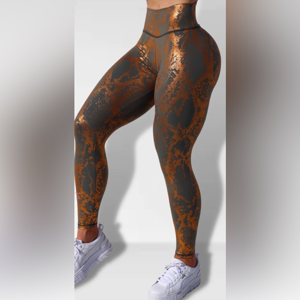 ZASUWA Female Snakeskin Pattern Fitness  scrunch Leggings.